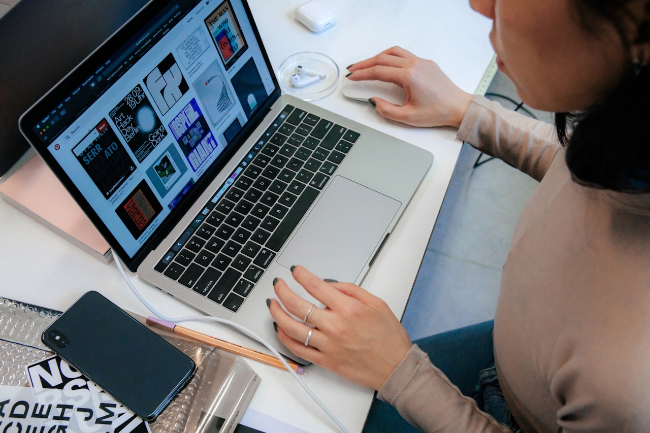 Frau die am Laptop arbeitet