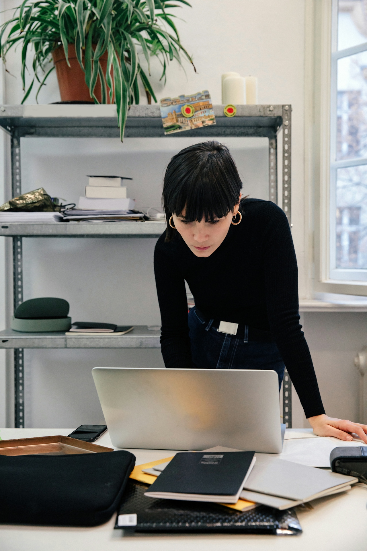 Frau die am Laptop arbeitet